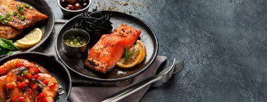 Limonlu ızgara somon balığı filetosu. Deniz yemekleri çeşit çeşit. Sağlıklı bir kavram. Boşluğu kopyala.