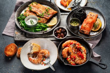 Limonlu ızgara somon balığı filetosu. Deniz yemekleri çeşit çeşit. Sağlıklı konsept. 