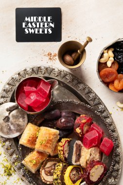 Baklava, halva, rahat lokum, fındık, fıstık, hurma, kuru üzüm, kayısı, kilise. Geleneksel doğu tatlıları, Arap tatlıları, beyaz arka planda Türk tatlıları. Üst görünüm. 