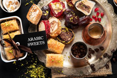 Türkçe zevklerin çeşitli parçalarının olduğu sıcak ve lezzetli bir kahve koyu bir arka planda bozulur. Geleneksel Arap yemekleri. Üst görünüm.