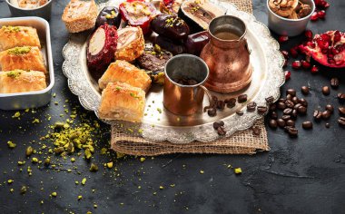 Türkçe zevklerin çeşitli parçalarının olduğu sıcak ve lezzetli bir kahve koyu bir arka planda bozulur. Geleneksel Arap yemekleri. Boşluğu kopyala