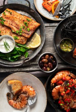 Limonlu ızgara somon balığı filetosu. Deniz yemekleri çeşit çeşit. Sağlıklı bir kavram. Üst görünüm