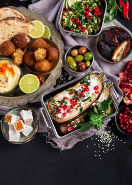 Orta doğu ya da Arap yemekleri siyah arka planda. Lezzetli geleneksel yemek konsepti. Üst pview, boşluğu kopyala