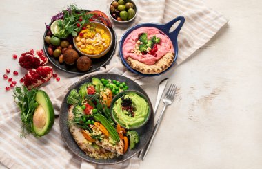 Vegan lezzetli humus, bitki humusu, hafif ahşap arka planda pancar humusu. Üst görünüm, alanı kopyala.