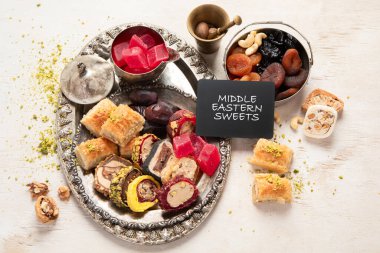 Baklava, halva, rahat lokum, fındık, fıstık, hurma, kuru üzüm, kayısı, kilise. Geleneksel doğu tatlıları, Arap tatlıları, beyaz arka planda Türk tatlıları. Üst görünüm. 