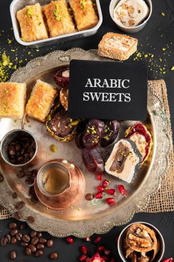 Türkçe zevklerin çeşitli parçalarının olduğu sıcak ve lezzetli bir kahve koyu bir arka planda bozulur. Geleneksel Arap yemekleri. Üst görünüm.