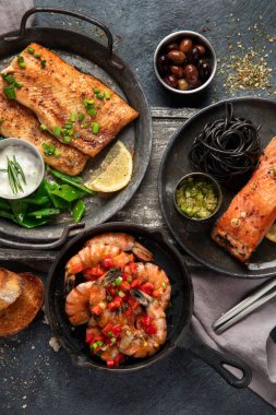 Limonlu ızgara somon balığı filetosu. Deniz yemekleri çeşit çeşit. Sağlıklı bir kavram. Üst görünüm