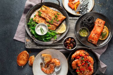 Limonlu ızgara somon balığı filetosu. Deniz yemekleri çeşit çeşit. Sağlıklı bir kavram. Üst görünüm