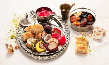 Baklava, halva, rahat lokum, fındık, fıstık, hurma, kuru üzüm, kayısı, kilise. Geleneksel doğu tatlıları, Arap tatlıları, beyaz arka planda Türk tatlıları. Üst görünüm. 