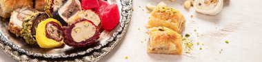 Baklava, halva, rahat lokum, fındık, fıstık, hurma, kuru üzüm, kayısı, kilise. Geleneksel doğu tatlıları, Arap tatlıları, beyaz arka planda Türk tatlıları. Üst görünüm. 