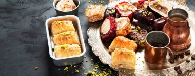 Türkçe zevklerin çeşitli parçalarının olduğu sıcak ve lezzetli bir kahve koyu bir arka planda bozulur. Geleneksel Arap yemekleri. Boşluğu kopyala.