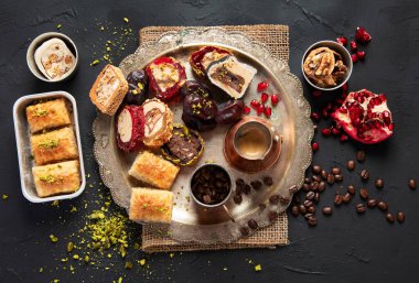 Türkçe zevklerin çeşitli parçalarının olduğu sıcak ve lezzetli bir kahve koyu bir arka planda bozulur. Geleneksel Arap yemekleri. Üst görünüm.