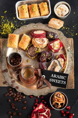 Türkçe zevklerin çeşitli parçalarının olduğu sıcak ve lezzetli bir kahve koyu bir arka planda bozulur. Geleneksel Arap yemekleri. Üst görünüm.