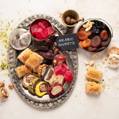Baklava, halva, rahat lokum, fındık, fıstık, hurma, kuru üzüm, kayısı, kilise. Geleneksel doğu tatlıları, Arap tatlıları, beyaz arka planda Türk tatlıları. Üst görünüm. 