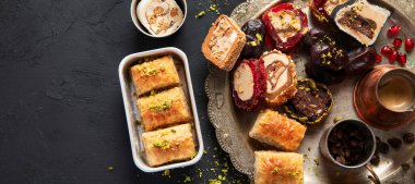 Türkçe zevklerin çeşitli parçalarının olduğu sıcak ve lezzetli bir kahve koyu bir arka planda bozulur. Geleneksel Arap yemekleri. Üst görünüm, kopyalama alanı, afiş.