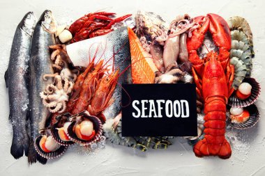 Taze çiğ balık ve deniz ürünleri çeşitleri. Sağlıklı ve dengeli diyet ya da yemek pişirme konsepti. Üst görünüm.