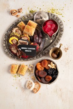 Baklava, halva, rahat lokum, fındık, fıstık, hurma, kuru üzüm, kayısı, kilise. Geleneksel doğu tatlıları, Arap tatlıları, beyaz arka planda Türk tatlıları. Üst görünüm. 