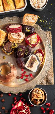 Türkçe zevklerin çeşitli parçalarının olduğu sıcak ve lezzetli bir kahve koyu bir arka planda bozulur. Geleneksel Arap yemekleri.