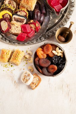 Baklava, halva, rahat lokum, fındık, fıstık, hurma, kuru üzüm, kayısı, kilise. Geleneksel doğu tatlıları, Arap tatlıları, beyaz arka planda Türk tatlıları. Üst görünüm. 