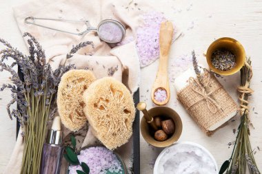 Organik kozmetik konsepti, yağlı cam şişe, pipet ve lavanta çiçekleri, arka planda fırça. Ev yapımı kozmetik ve güzellik konsepti. Üst görünüm.