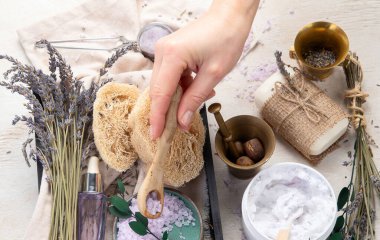 Organik kozmetik konsepti, yağlı cam şişe, pipet ve lavanta çiçekleri, arka planda fırça. Ev yapımı kozmetik ve güzellik konsepti. Üst görünüm.