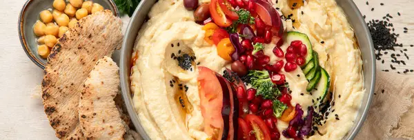 Hummus Een Bord Met Groenten Naad Een Scheutje Kikkererwten Pita — Stockfoto