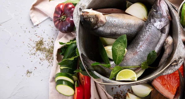 Peixe Com Ervas Aromáticas Especiarias Legumes Comida Saudável Dieta Conceito — Fotografia de Stock