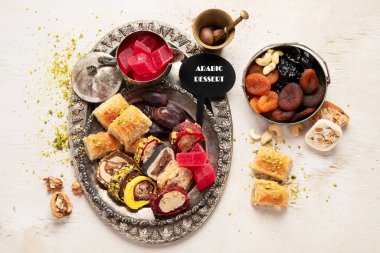 Baklava, halva, rahat lokum, fındık, fıstık, hurma, kuru üzüm, kayısı, kilise. Geleneksel doğu tatlıları, Arap tatlıları, beyaz arka planda Türk tatlıları. Üst görünüm. 