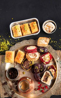 Türkçe zevklerin çeşitli parçalarının olduğu sıcak ve lezzetli bir kahve koyu bir arka planda bozulur. Geleneksel Arap yemekleri. Üst görünüm, alanı kopyala.