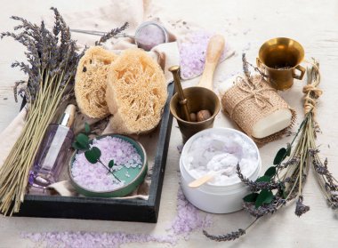 Organik kozmetik konsepti, yağlı cam şişe, pipet ve lavanta çiçekleri, arka planda fırça. Ev yapımı kozmetik ve güzellik konsepti. Üst görünüm.