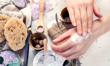 Organik kozmetik konsepti, yağlı cam şişe, pipet ve lavanta çiçekleri, arka planda fırça. Ev yapımı kozmetik ve güzellik konsepti. Üst görünüm.