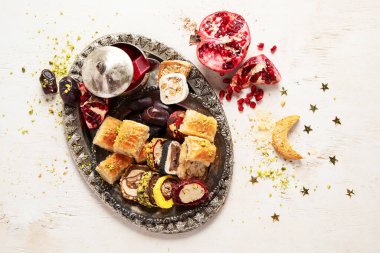 Geleneksel Türk yemeği, arap tatlısı, şam fıstıklı baklava karışımı. Ramazan tatlısı. Üst görünüm.