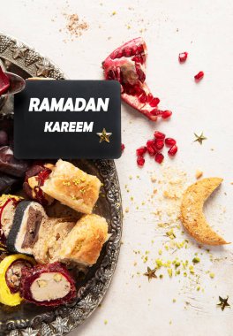 Geleneksel Türk yemeği, arap tatlısı, şam fıstıklı baklava karışımı. Ramazan tatlısı. Üst görünüm.