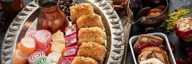 Geleneksel Türk Pastası Pistachio Dry Baklava kahve ve lezzetlerle. Kutlamaların kavramsal görüntüsü. Üst Manzara. Panorama.