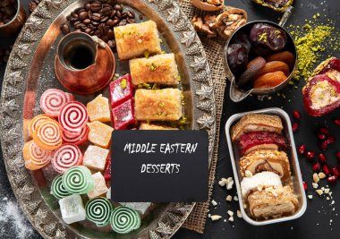 Geleneksel Türk Pastası Pistachio Dry Baklava kahve ve lezzetlerle. Kutlamaların kavramsal görüntüsü. Üst görünüm.