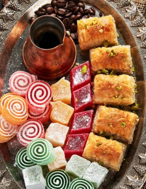 Geleneksel Türk Pastası Pistachio Dry Baklava kahve ve lezzetlerle. Kutlamaların kavramsal görüntüsü. Üst görünüm.