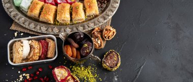 Geleneksel Türk Pastası Pistachio Dry Baklava kahve ve lezzetlerle. Kutlamaların kavramsal görüntüsü. Üst Manzara. Kopyalama alanı olan Panorama.