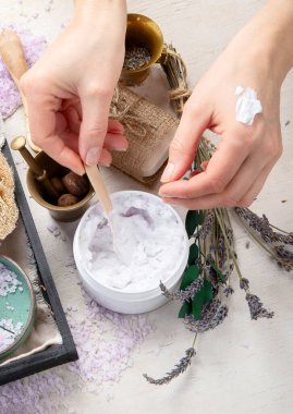 Organik kozmetik konsepti, yağlı cam şişe, pipet ve lavanta çiçekleri, arka planda fırça. Ev yapımı kozmetik ve güzellik konsepti. Üst görünüm.