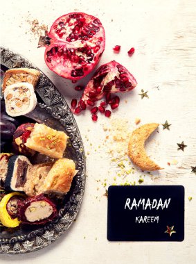 Geleneksel Türk yemeği, arap tatlısı, şam fıstıklı baklava karışımı. Ramazan tatlısı. Üst görünüm.