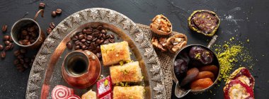 Geleneksel Türk Pastası Pistachio Dry Baklava kahve ve lezzetlerle. Kutlamaların kavramsal görüntüsü. Üst görünüm.