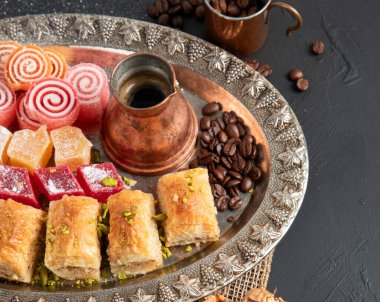 Geleneksel Türk Pastası Pistachio Dry Baklava kahve ve lezzetlerle. Kutlamaların kavramsal görüntüsü. Üst görünüm.