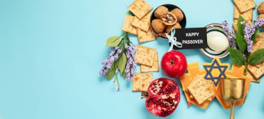 Hamursuz Bayramı kutlaması konsepti. Matzah, kırmızı kaşer cevizi ve mavi arka planda bahar çiçekleri. Geleneksel Yahudi ekmeği. Kopyalama alanı olan Panorama.