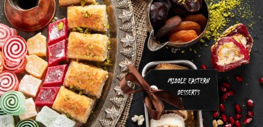 Geleneksel Türk Pastası Pistachio Dry Baklava kahve ve lezzetlerle. Kutlamaların kavramsal görüntüsü. Üst Manzara. Panorama.