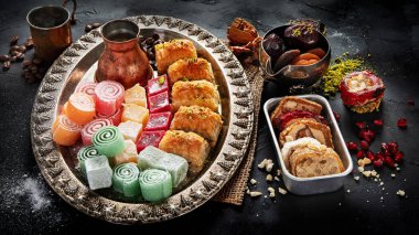 Geleneksel Türk Pastası Pistachio Dry Baklava kahve ve lezzetlerle. Kutlamaların kavramsal görüntüsü. Üst görünüm.