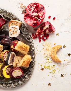 Geleneksel Türk yemeği, arap tatlısı, şam fıstıklı baklava karışımı. Ramazan tatlısı. Üst görünüm.
