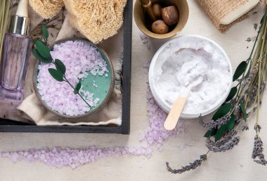 Organik kozmetik konsepti, yağlı cam şişe, pipet ve lavanta çiçekleri, arka planda fırça. Ev yapımı kozmetik ve güzellik konsepti. Üst Manzara. Boşluğu kopyala.