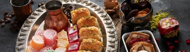 Geleneksel Türk Pastası Pistachio Dry Baklava kahve ve lezzetlerle. Kutlamaların kavramsal görüntüsü. Üst Manzara. Boşluğu kopyala.