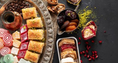 Geleneksel Türk Pastası Pistachio Dry Baklava kahve ve lezzetlerle. Kutlamaların kavramsal görüntüsü. Üst görünüm.