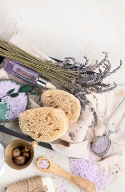 Organik kozmetik konsepti, yağlı cam şişe, pipet ve lavanta çiçekleri, arka planda fırça. Ev yapımı kozmetik ve güzellik konsepti. Üst Manzara. Boşluğu kopyala.