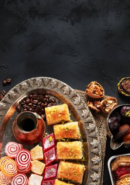 Geleneksel Türk Pastası Pistachio Dry Baklava kahve ve lezzetlerle. Kutlamaların kavramsal görüntüsü. Üst Manzara. Boşluğu kopyala.